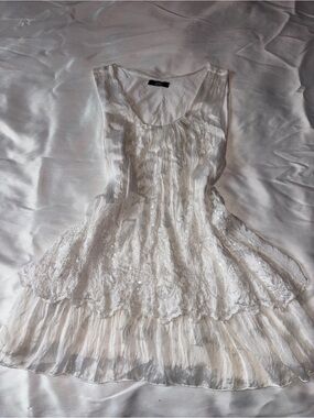 UNE Made in Italy Ivory Lace Sequin Ruffle Tunic Top